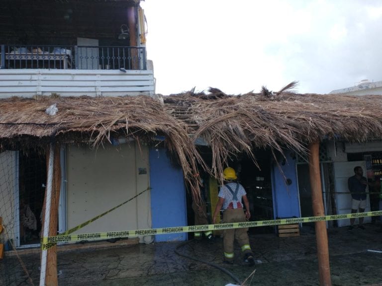Bomberos controlan incendio de un local de artesanías