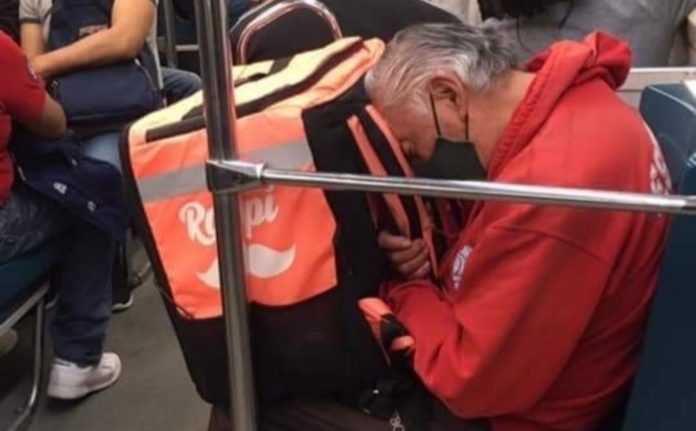 Es Don Francisco, un adulto mayor que se ha viralizado en redes, pues para salir adelante trabaja como repartidor de Rappi