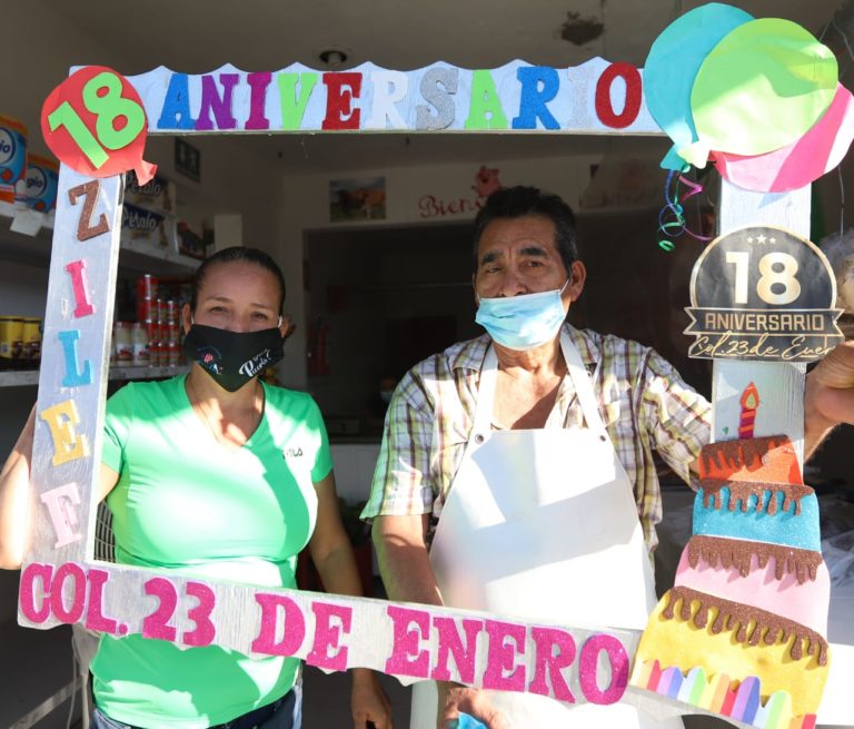 Felicita Nacho Sánchez a vecinos de la 23 de Enero, en el 18 aniversario de su colonia