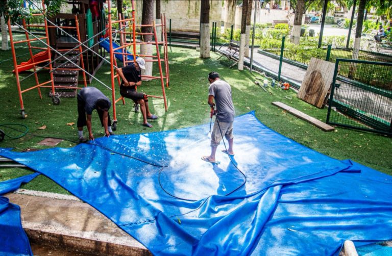 Realizan limpieza en área infantil inclusiva del parque Dos Aguas para garantizar su funcionamiento