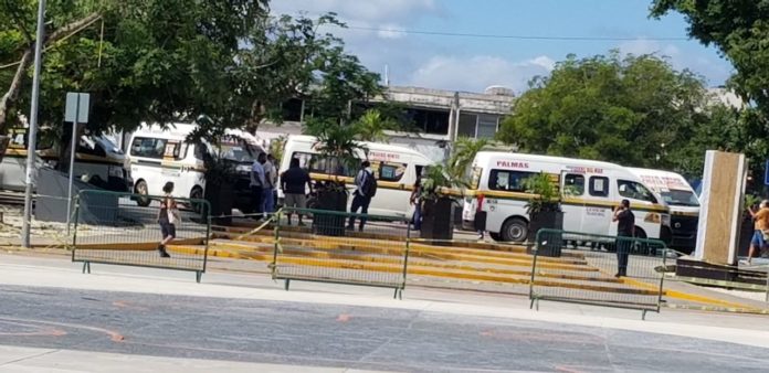 Se manifiestan chóferes de combis de Maya Caribe frente al Palacio Municipal en Cancún.