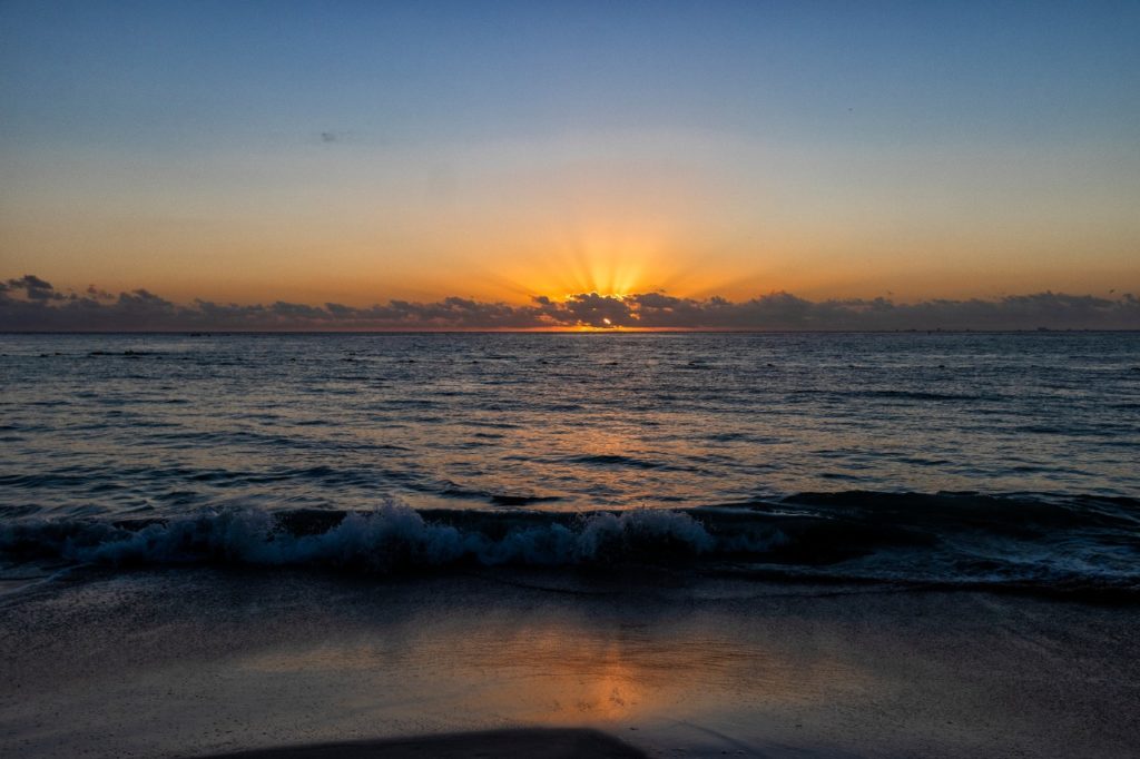 Por otro lado, las playas de Solidaridad continuarán abiertas, a pesar del semáforo naranja, aclaró la presidenta municipal Laura Beristain Navarrete, quien indicó que son espacios de bajo riesgo de contagio e incluso una fuente de salud y paz mental.