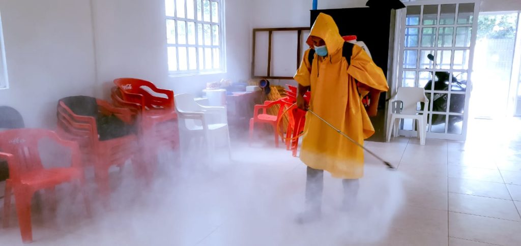 Para dar puntual seguimiento a los nuevos lineamientos establecidos por las autoridades sanitarias del Gobierno del Estado, se llevan a cabo acciones como el saneamiento de calles y parques en colonias, comunidades y zonas turísticas con apoyo de una maquina sanitizadora, así como la sanitización en iglesias y centros religiosos, mientras que en los filtros de entrada a la ciudad autoridades continúan con la campaña de concientización para automovilistas y pasajeros del transporte público sobre medidas de prevención como el uso obligado de cubrebocas y mantener la sana distancia.