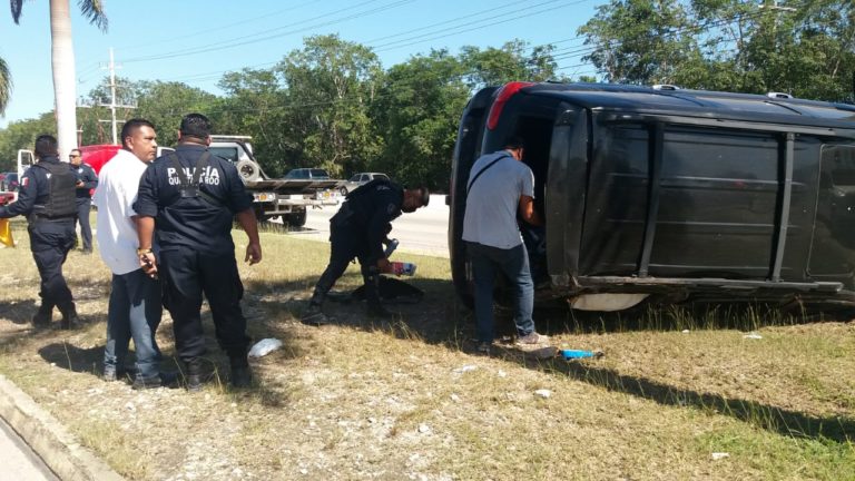 Choca vehículo de Víctor Mas en Tulum; está estable