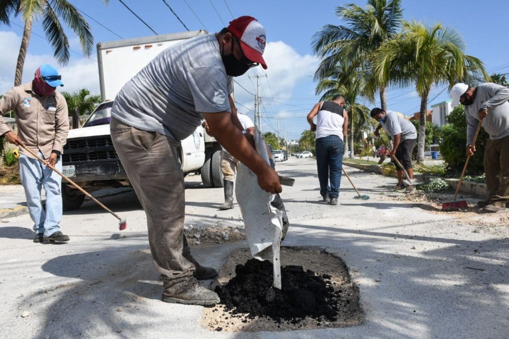 Como parte del compromiso del gobierno de la alcaldesa Laura Fernández Piña, de atender el problema de baches generado por las lluvias de los últimos meses, brigadas de trabajadores municipales laboran en diversos puntos de Puerto Morelos para reparar la carpeta asfáltica.