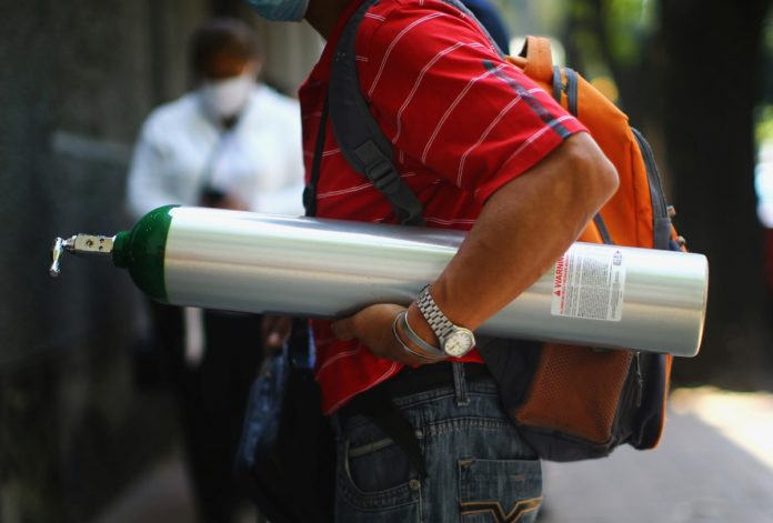 Denuncian otro nuevo fraude; alertan que hay quienes están vendiendo tanques con gas helio a quienes buscan oxígeno para sus enfermos