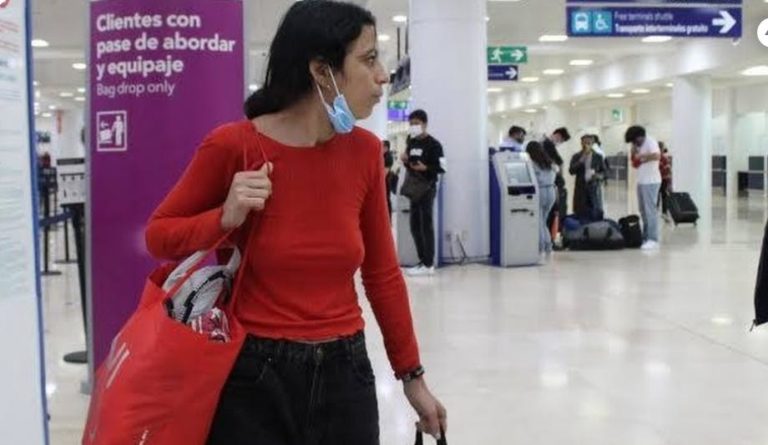 Una turista argentina que se quedó varada en el aeropuerto de Cancún desde mediados de diciembre, pudo finamente volar y dejar la terminal