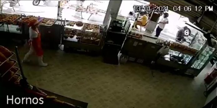 Una grabación muestra el momento en que un sicario llega a disparar por la espalda a una persona mientras estaba comiendo. ¡Fuertes imágenes!