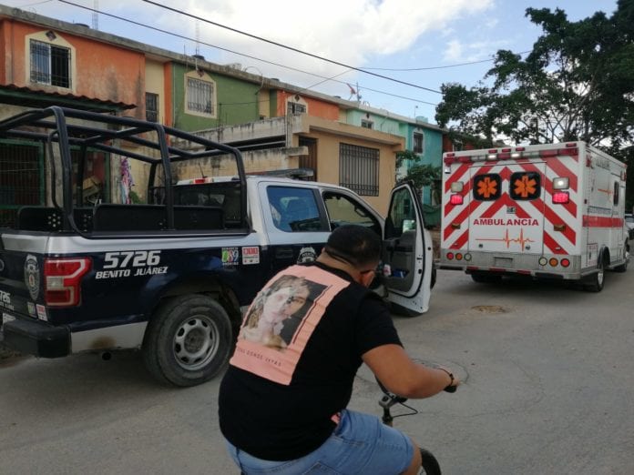 Empleados de cibercafé se defienden de asalto en Cancún.