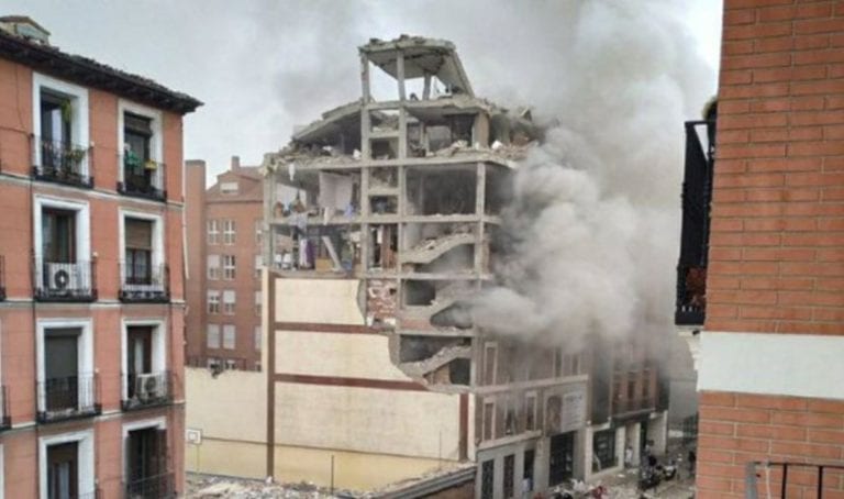 Videos: Fuerte explosión destroza edificio en el centro de Madrid