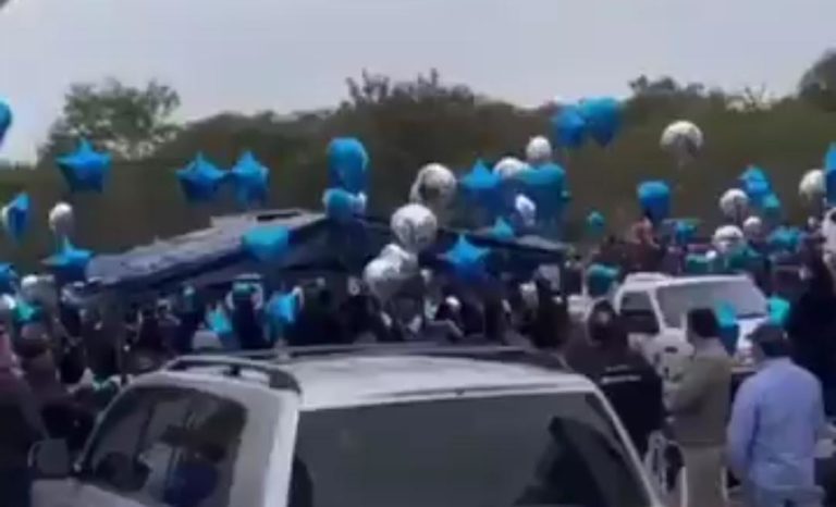 El hijo de "El Azul", un famoso narcotraficante, murió por Covid-19; fue despedido con globos y música de banda. Mira las imágenes