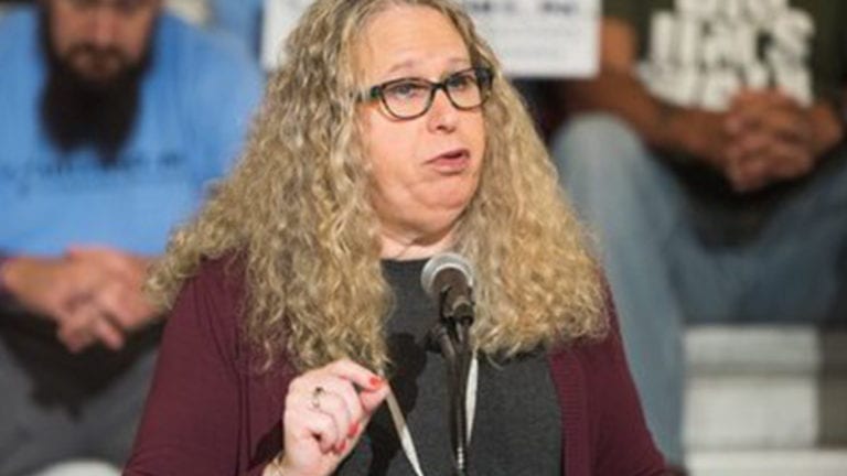 Joe Biden designa a médica transgénero como secretaria asistente de Salud