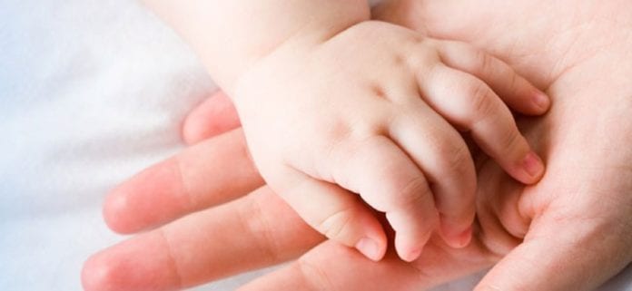 Policía de Quintana Roo atiende parto fortuito en Cancún; mamá y bebé están sanos