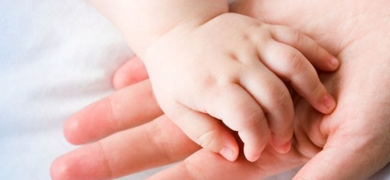 Policía de Quintana Roo atiende parto fortuito en Cancún; mamá y bebé están sanos