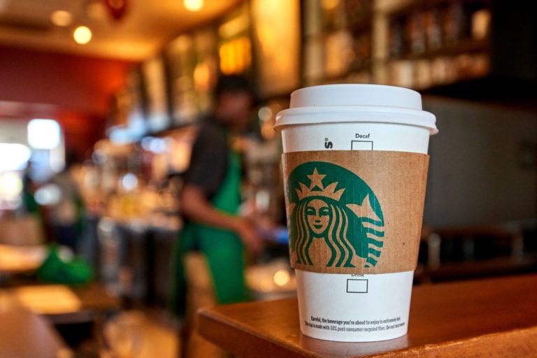 Aplican multa millonaria a Starbucks por dibujo ‘de cara con ojos rasgados’ en un vaso