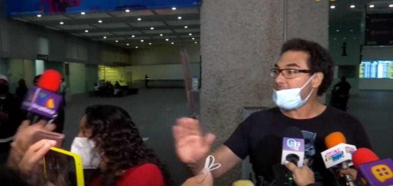 ¡Otra vez! Eduardo Yáñez le empuja micrófono a reportero por ‘no guardar sana distancia’