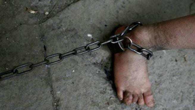 Niño de siete años fue encadenado a un mueble por su mamá, lograron rescatarlo