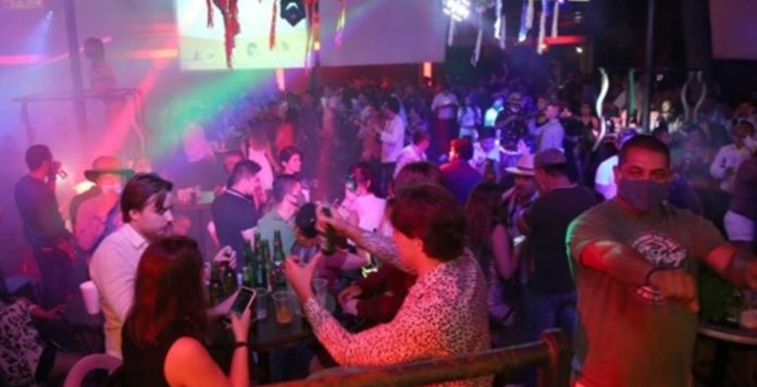 Un antro clandestino que organizó una fiesta con hasta 400 personas en Acapulco fue clausurado por las autoridades de ese municipio