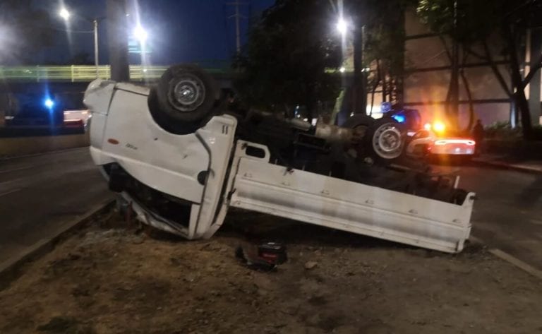 Camioneta se vuelca y le encuentran 200 tabiques de posible cannabis en un doble fondo