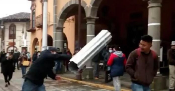 Comerciantes de Puebla han creado una original campaña para exigir el uso del cubrebocas: arrojan una lámina a quien no lo porta