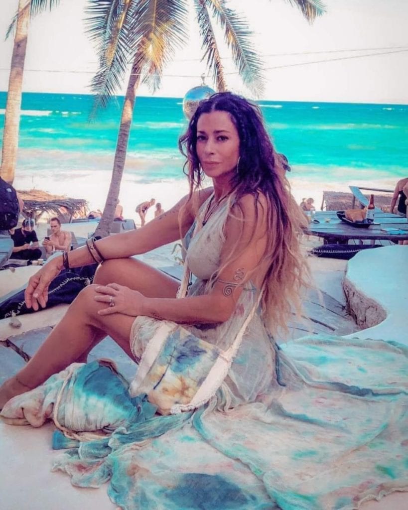 La diseñadora Cecilia Coppola Pizarro portando un vestido teñido con mi Azul Maya Ch'oj, observen la similitud de los tonos del mar turquesa de Tulum con el de la prenda.