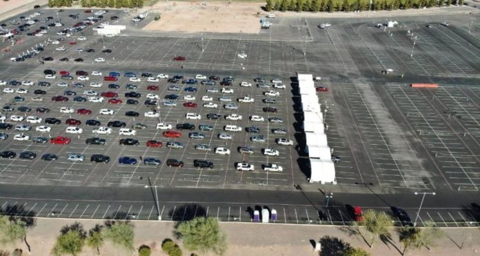 Con una muy buena logística, en Phoenix, Arizona vacunan a más de 200 personas contra Covid-19 por hora y sin que tengan que bajarse de sus autos