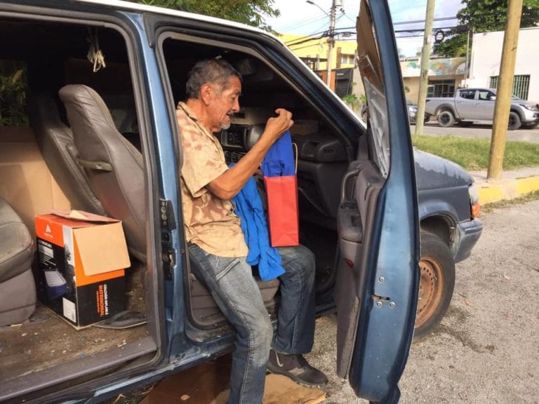 Piden apoyar a abuelito que vive en una camioneta en Playa del Carmen; sus hijos lo abandonaron