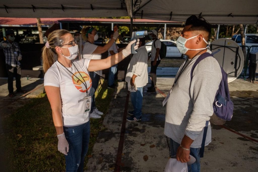 Bajo la premisa de anteponer el bienestar de los ciudadanos en situación vulnerable y con un gran esfuerzo durante la pandemia del COVID-19, el gobierno municipal de Benito Juárez a través de la Dirección General de Desarrollo Social atendió a 14 mil 055 ciudadanos durante el 2020 mediante de diferentes programas.