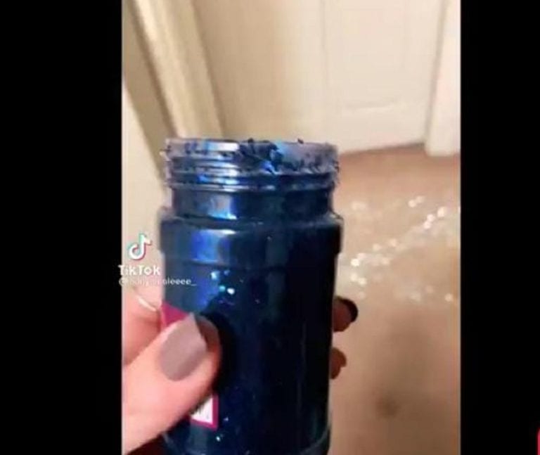 En redes sociales circula un video de una mujer que al descubrir la infidelidad de su novio, decidió arrojarle brillantina a su casa, muebles y ropa.