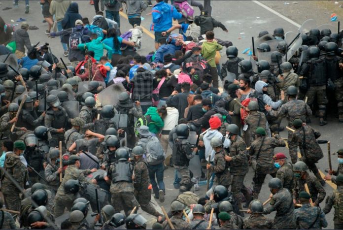 Se registraron enfrentamientos en Guatemala luego que militares de esa nación bloquearan el paso de la caravana migrante que se dirige a nuestro país