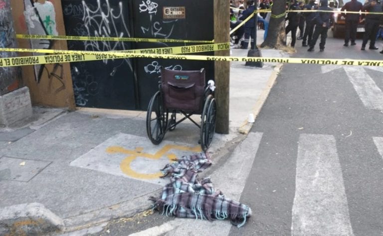 Video: Sicario se levanta de una silla de ruedas y asesina al dueño de un gimnasio