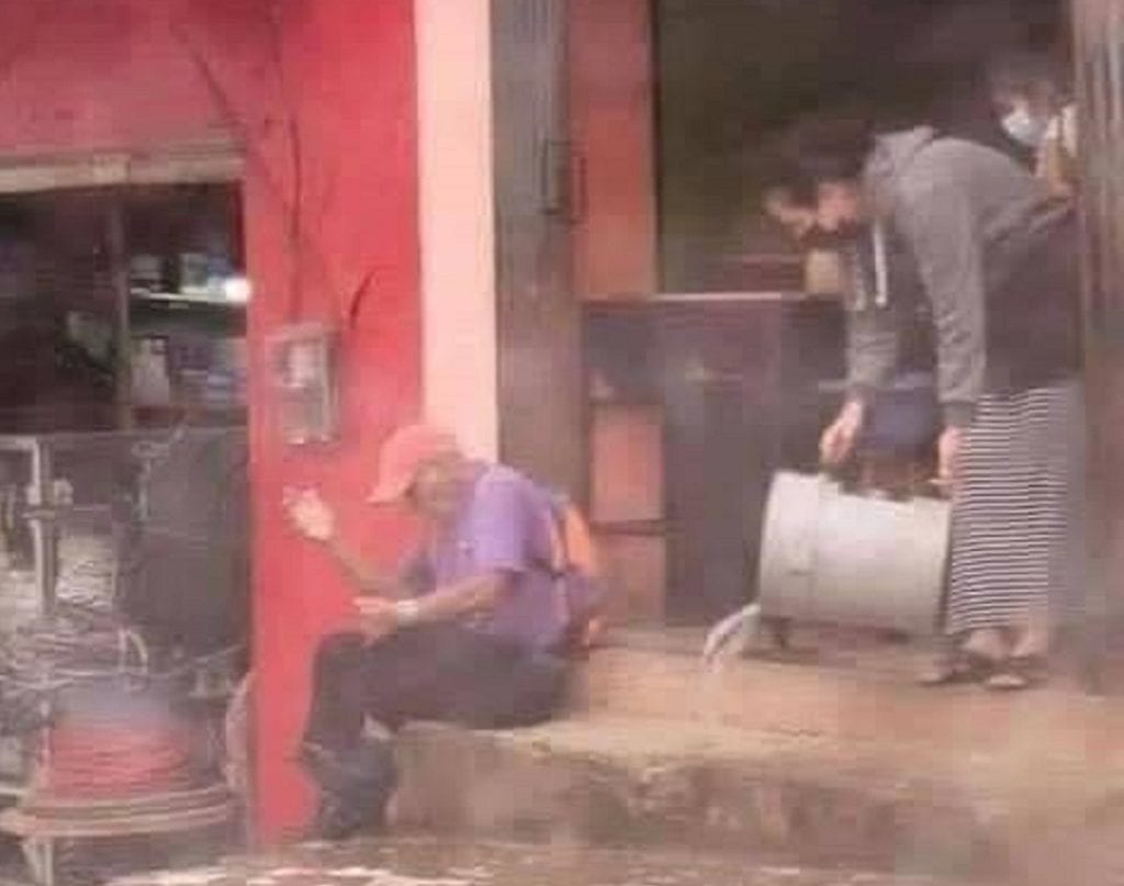Fotos: mujer lanza agua a abuelito por sentarse en la banqueta afuera de un negocio