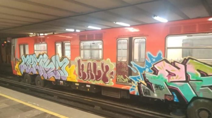 Vagones del Metro aparecieron decorados con grafitis; las imágenes compartidas en redes se viralizaron rápidamente; míralas aquí.