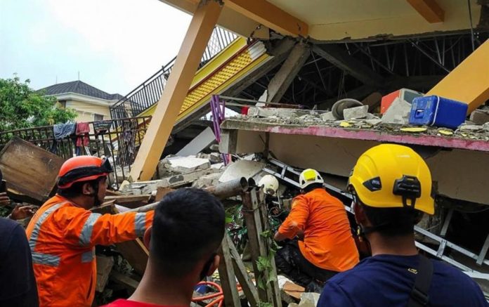 Un sismo de 6.2 grados en la escala Richter sacudió a Indonesia; hasta el momento se tienen registrados 34 muertos pero podrían ser más
