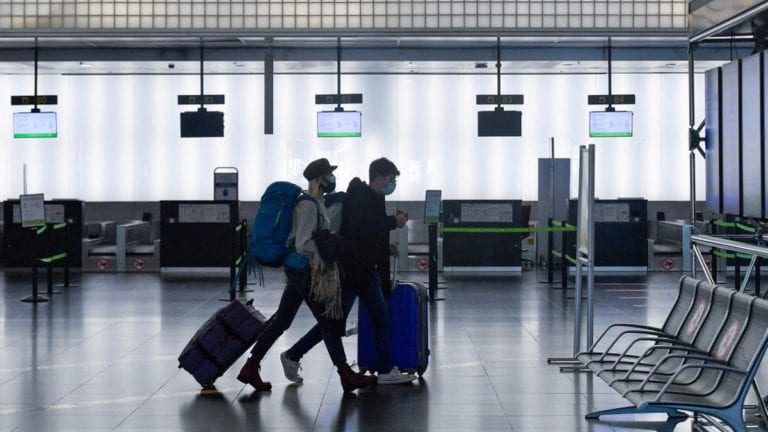 OMS analizará uso de pasaporte de vacunación para viajeros internacionales