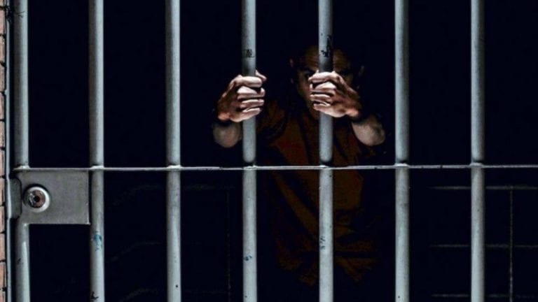 Tras las rejas, médico pediatra que fotografiaba a los niños en plena consulta