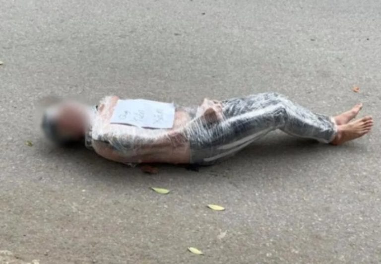 Hombre se niega a pagar un tatuaje y el tatuador lo envuelve en plástico y amarra un árbol