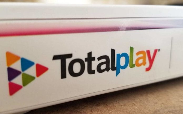 Usuarios en redes sociales han advertido que la empresa de telecomunicaciones Totalplay cancela el servicio a usuarios con la excusa de que exceden el uso de internet y por si fuera poco, les quieren vender un paquete empresarial de 6 mil pesos.