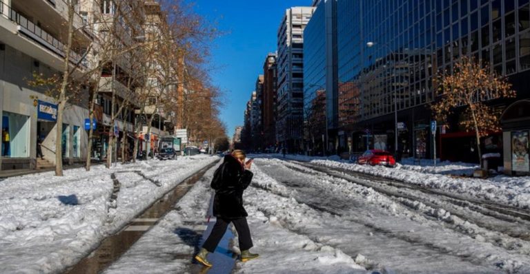 España sufrió por una nevada que duró cerca de 30 horas; todo ha quedado "pintado de blanco"; las temperaturas son las más bajas en 20 años