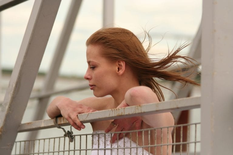 Novio se escapa y no llega a la boda, ella se casa con un invitado