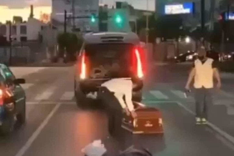 Video: Ataúd queda tirado en las calles de Puebla al salirse de la carroza y genera pánico