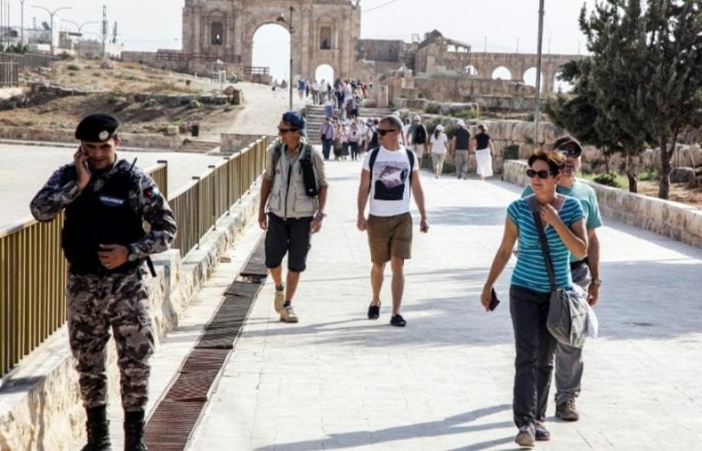 Condenan a la horca a sujeto que atacó a 3 turistas mexicanos en Jordania en 2019