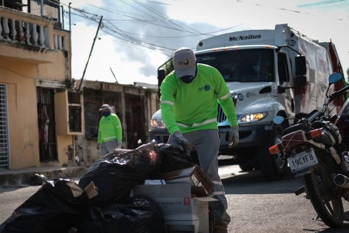 La empresa Red Ambiental, actualmente encargada del servicio de recoja de basura en Benito Juárez, anunció haber despedido a tres trabajadores, sorprendidos vendiendo material recolectado.