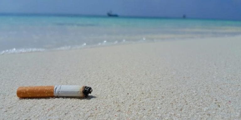 No es un secreto que los playenses de corazón odian encontrar basura y peor aún, filtros de cigarro tirados en la arena, pues hay activistas que han levantado de los arenales hasta 10 mil colillas de cigarro en dos horas.