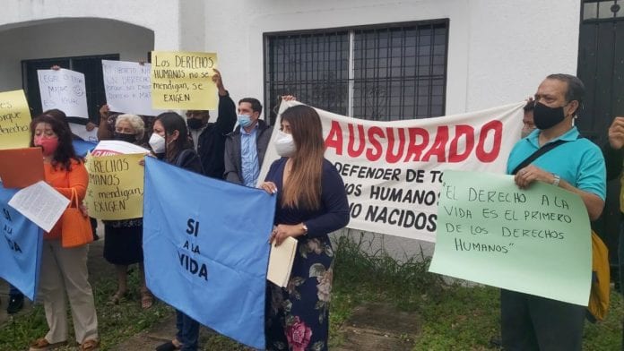 Al igual que en otros municipios, un grupo de activistas en contra de la despenalización del aborto se congregaron en las oficinas de la Comisión de Derechos Humanos del Estado de Quintana Roo para “clausurarlas” de manera simbólica, por supuestamente haber tomado partido en favor de la legalización de este proceso.