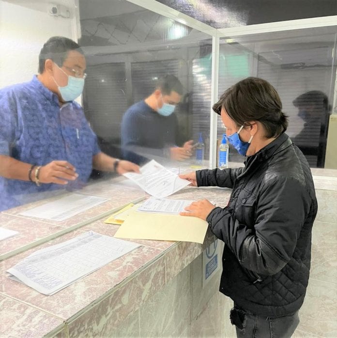 A diferencia de los partidos políticos, que tienen el camino allanado para presentar sus candidaturas, incluso con formatos prellenados, los aspirantes independientes enfrentan duras barreras burocráticas y escaso apoyo de la autoridad electoral, al grado que muchos desisten de buscar llegar al poder por esta vía.