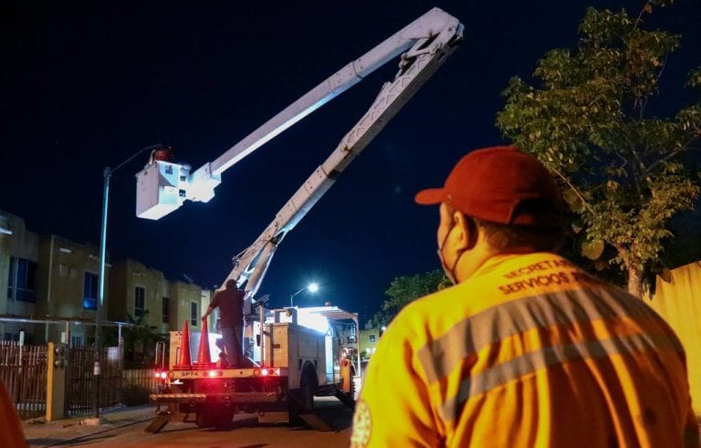 Sin comprometer las finanzas del municipio el gobierno de Laura Beristain modernizará el alumbrado público con la sustitución de 9,200 luminarias de tecnología LED que garantizará un ahorro significativo de energía, calles más seguras y mejor iluminadas para las familias solidarenses.