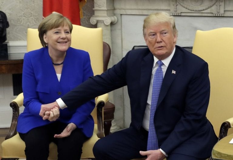 Considera Angela Merkel “problemático” censurar a Donald Trump en redes sociales