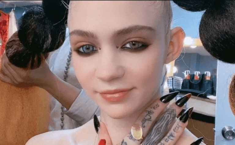 Grimes, novia de Elon Musk dice ‘disfrutar’ tener Covid-19; causa polémica en redes