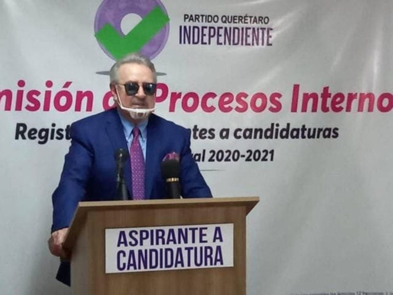 ‘Quico’ acudió a registrarse como aspirante a la gubernatura de Querétaro